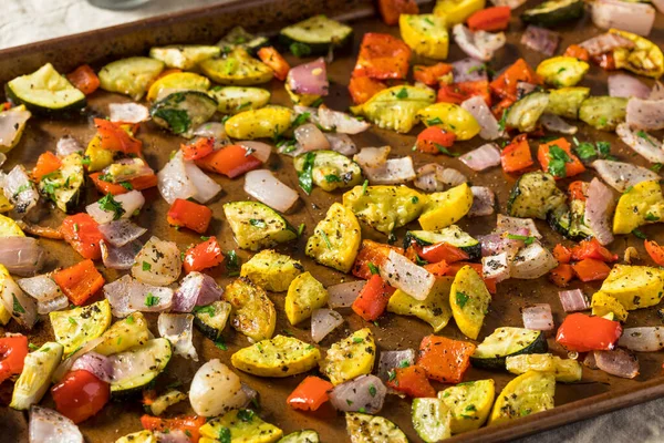 홈메이 페퍼와 양파와 야채를 볶았다 — 스톡 사진