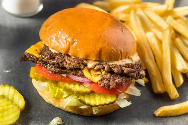 Házi Sajt Smash Burger Sült Krumplival Uborka Paradicsom — Stock Fotó