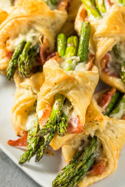 Homemade Asparagus Puff Pstry Appetizer Prosciutto Cheese — стокове фото