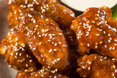 Ev yapımı Sriracha Ballı Tavuk Kanatları Susam ve Çiftliği