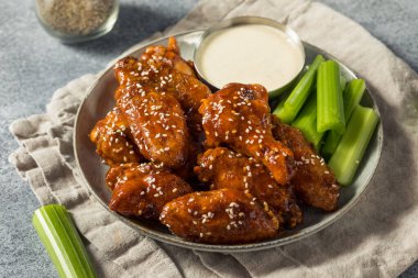 Ev yapımı Sriracha Ballı Tavuk Kanatları Susam ve Çiftliği