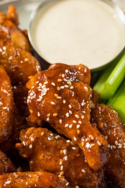 Ev yapımı Sriracha Ballı Tavuk Kanatları Susam ve Çiftliği