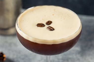 İçkiyi tazeleyen Espresso Martini Votkalı Kokteyl