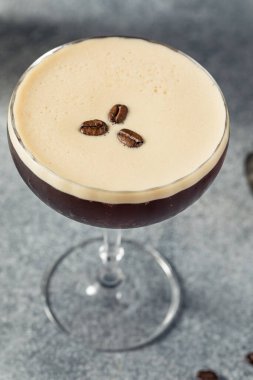 İçkiyi tazeleyen Espresso Martini Votkalı Kokteyl