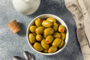 Çiğ marine edilmiş yeşil zeytinli Pimento biberli