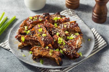 Ev yapımı Asyalı Baharatlı Sırt Kaburgaları Susam ve Yeşil Soğanlı