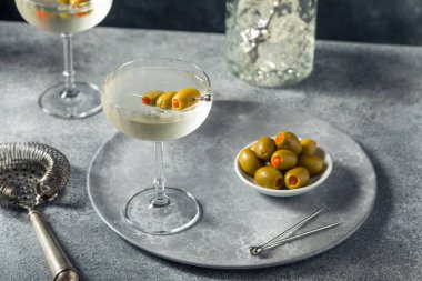 Zeytin garnitürlü Dry Cin Martini