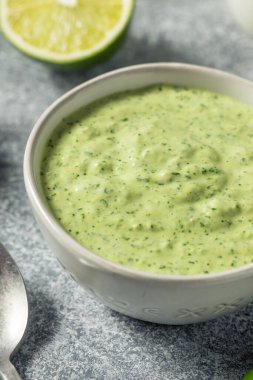 Lime Cilantro ve Jalapeno ile ev yapımı Peru Aji Verde Sosu