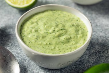 Lime Cilantro ve Jalapeno ile ev yapımı Peru Aji Verde Sosu