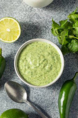 Lime Cilantro ve Jalapeno ile ev yapımı Peru Aji Verde Sosu