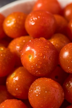 Kase içinde çiğ organik kırmızı kiraz domatesleri