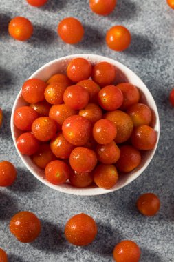 Kase içinde çiğ organik kırmızı kiraz domatesleri