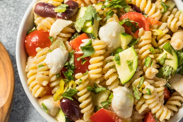 Ev yapımı peynirli ve sebzeli Fusilli Makarna Salatası.