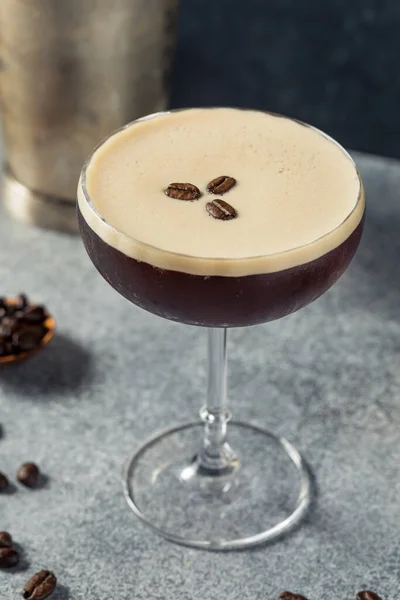 Çkiyi Tazeleyen Espresso Martini Votkalı Kokteyl — Stok fotoğraf