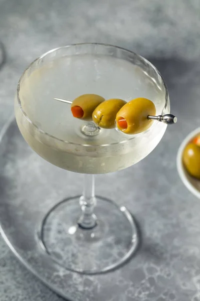 Martini Seco Refrescante Ginebra Del Alcohol Con Guarnición Oliva —  Fotos de Stock