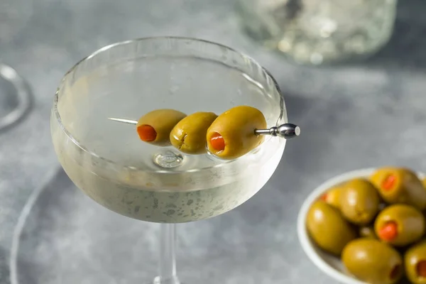 Martini Gin Secco Rinfrescante Alcolico Con Guarnizione All Oliva — Foto Stock