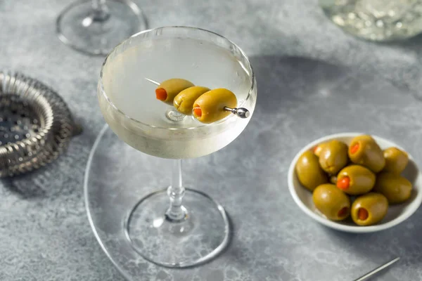 Boozy Uppfriskande Torr Gin Martini Med Olivgarnering — Stockfoto