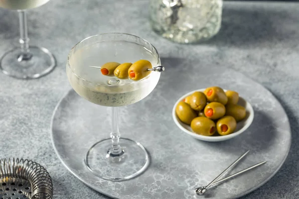 Boozy Gin Martini Sec Rafraîchissant Avec Garniture Olive — Photo