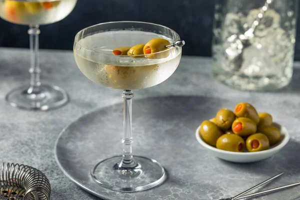 Boozy Uppfriskande Torr Gin Martini Med Olivgarnering — Stockfoto