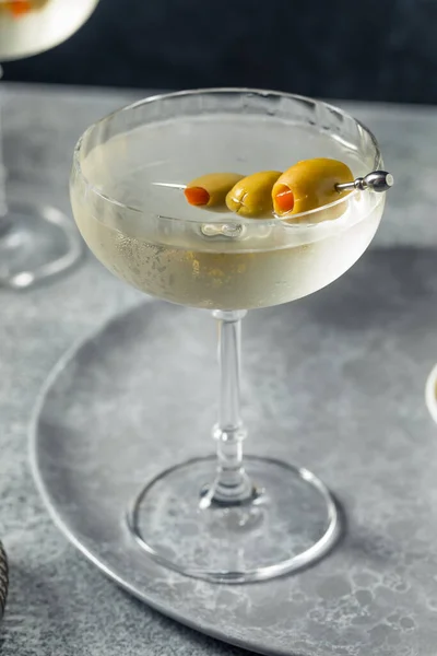 Boozy Uppfriskande Torr Gin Martini Med Olivgarnering — Stockfoto
