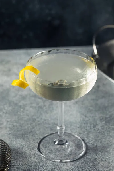 Boozy Dry Gin Lemon Martini Coupe — Zdjęcie stockowe