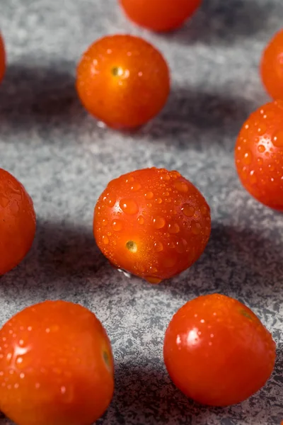 Kase içinde çiğ organik kırmızı kiraz domatesleri