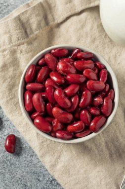 Bir kase çiğ kırmızı organik barbunya fasulyesi