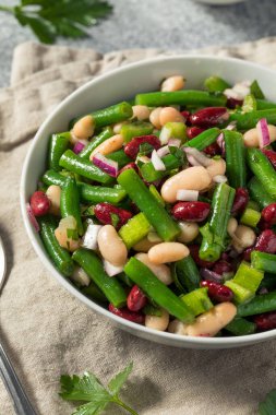 Yeşil Böbrek ve Cannellini ile Ev Yapımı Organik Üç Fasulye Salatası