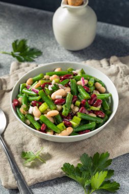 Yeşil Böbrek ve Cannellini ile Ev Yapımı Organik Üç Fasulye Salatası