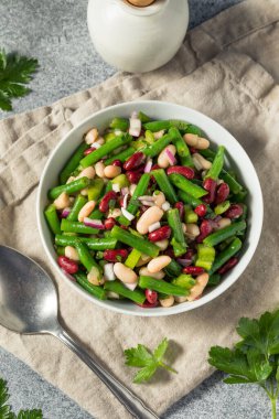 Yeşil Böbrek ve Cannellini ile Ev Yapımı Organik Üç Fasulye Salatası