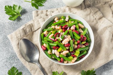 Yeşil Böbrek ve Cannellini ile Ev Yapımı Organik Üç Fasulye Salatası