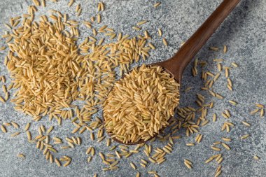 Çiğ Organik Kuru Kahverengi Pirinç Pişirmeye Hazır