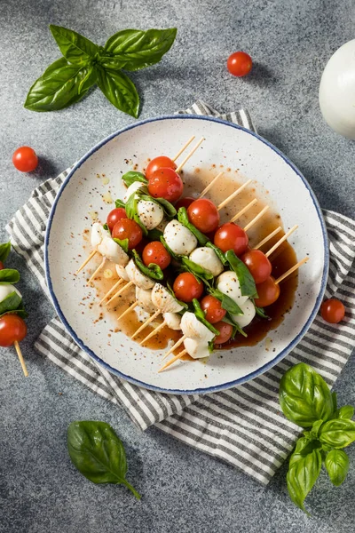 自制新鲜卡普瑞沙开胃菜 配以番茄 罗勒和莫扎瑞拉 — 图库照片