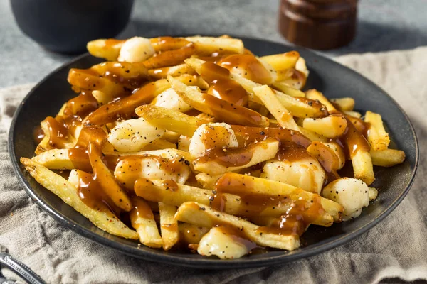 Domácí Cheesey Poutine Francouzské Hranolky Gravy Tvarohem — Stock fotografie