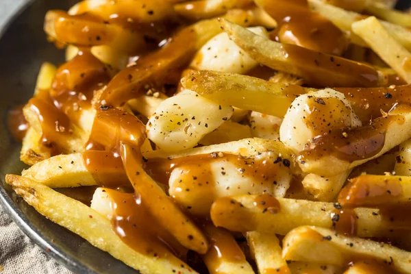 Domácí Cheesey Poutine Francouzské Hranolky Gravy Tvarohem — Stock fotografie