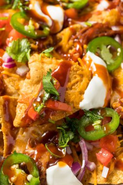 Mangal soslu ve peynirli ev yapımı Porrk Nachos.