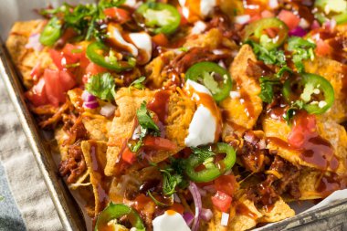Mangal soslu ve peynirli ev yapımı Porrk Nachos.