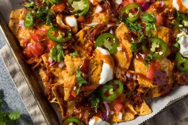 Mangal soslu ve peynirli ev yapımı Porrk Nachos.