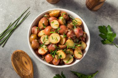 Ev yapımı Alman Patates Salatası Bitki ve Hardallı