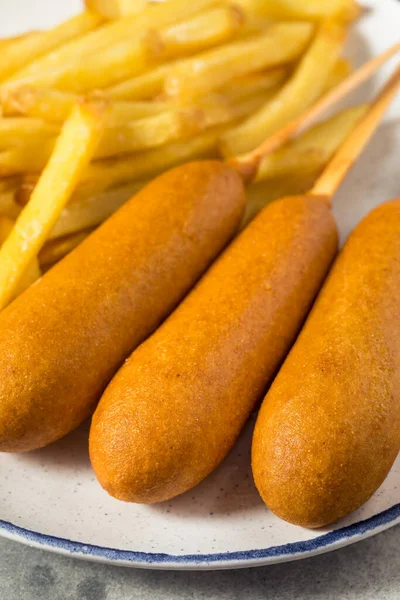 Σπιτικά Μοσχαρίσια Corndogs Γαλλικές Πατάτες — Φωτογραφία Αρχείου