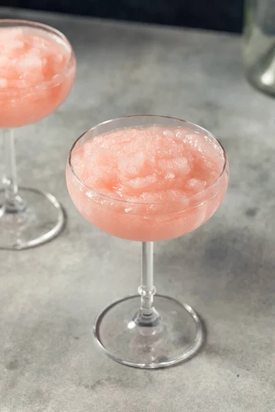 Zelfgemaakte Boozy Frozen Rose Frose Slushie Een Coupe Glass — Stockfoto
