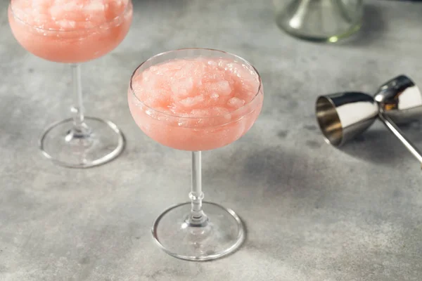 Zelfgemaakte Boozy Frozen Rose Frose Slushie Een Coupe Glass — Stockfoto