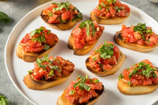 Bruschetta Tomate Italiano Saludable Casera Con Albahaca Tostadas —  Fotos de Stock