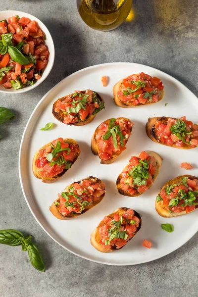 自家製の健康的なイタリアのトマトのブルスケッタバジルとトースト — ストック写真