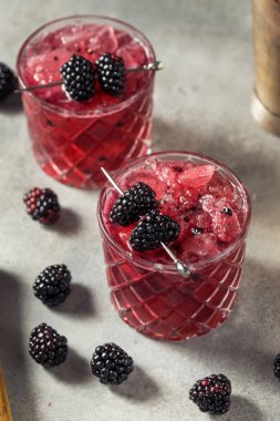 Buzlu Böğürtlen Kokteyli Votka ve Limonlu