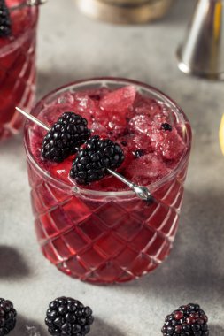 Buzlu Böğürtlen Kokteyli Votka ve Limonlu