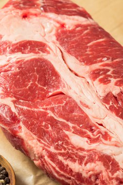 Çiğ Organik Çimen Fed Chuck Rosto Tuz ve Biber ile