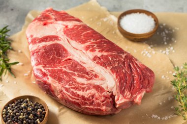 Çiğ Organik Çimen Fed Chuck Rosto Tuz ve Biber ile