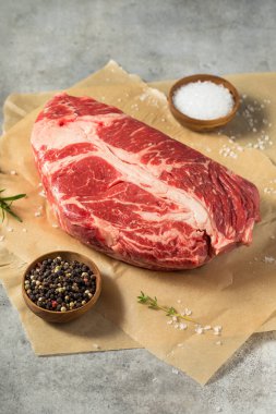 Çiğ Organik Çimen Fed Chuck Rosto Tuz ve Biber ile