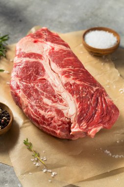 Çiğ Organik Çimen Fed Chuck Rosto Tuz ve Biber ile
